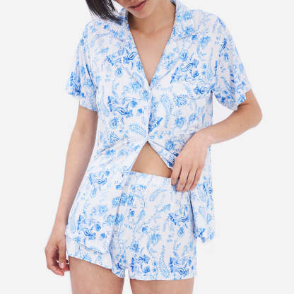 The timeless design of this short pajama set is accentuated by its tailored cut and refined detailing. The button-down front allows for easy wearing and effortless style, while the matching shorts feature an elastic waistband that provides a customized fit.