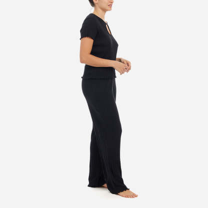 The Ravena Lounge Set has a relaxed-fit that features delicate trim details like a flattering keyhole opening and ruffled edges. The matching pants have convenient side pockets and a comfortable elastic waistband for a personalized fit, allowing you to move freely and unrestricted.