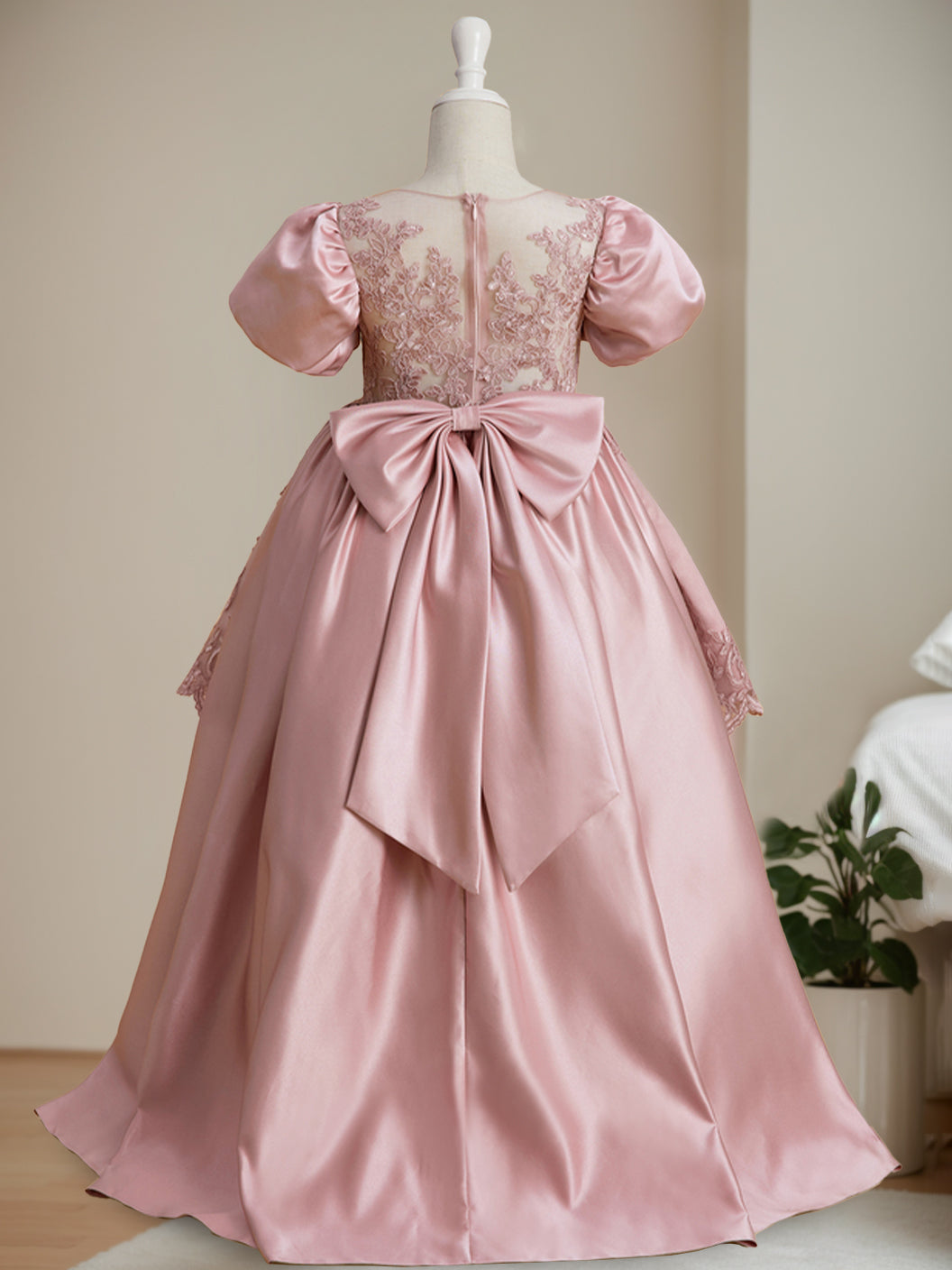 Scoop Neck Knee-Length Ball Gown with Short Sleeves and Appliques for Flower Girls