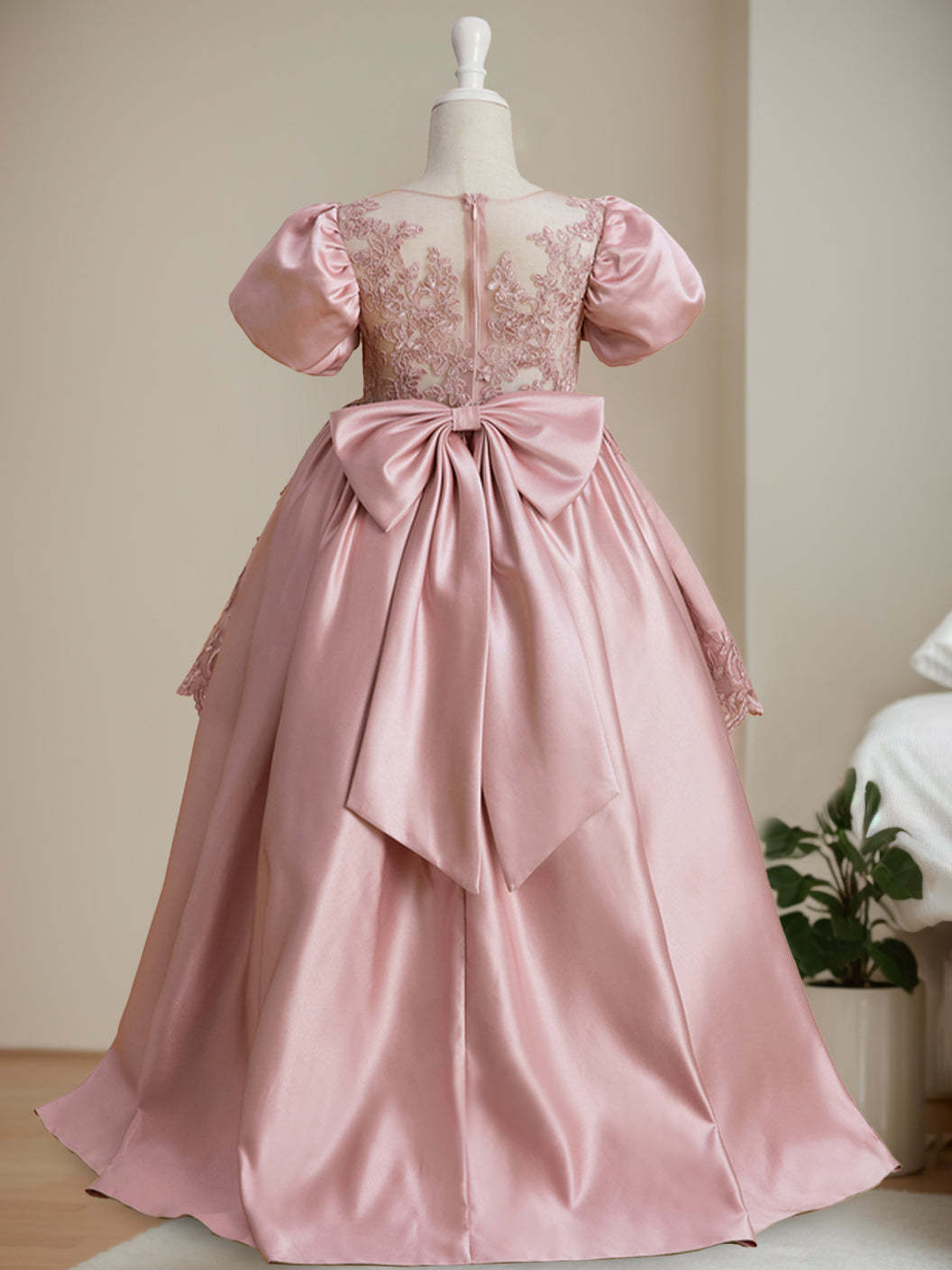 Scoop Neck Knee-Length Ball Gown with Short Sleeves and Appliques for Flower Girls