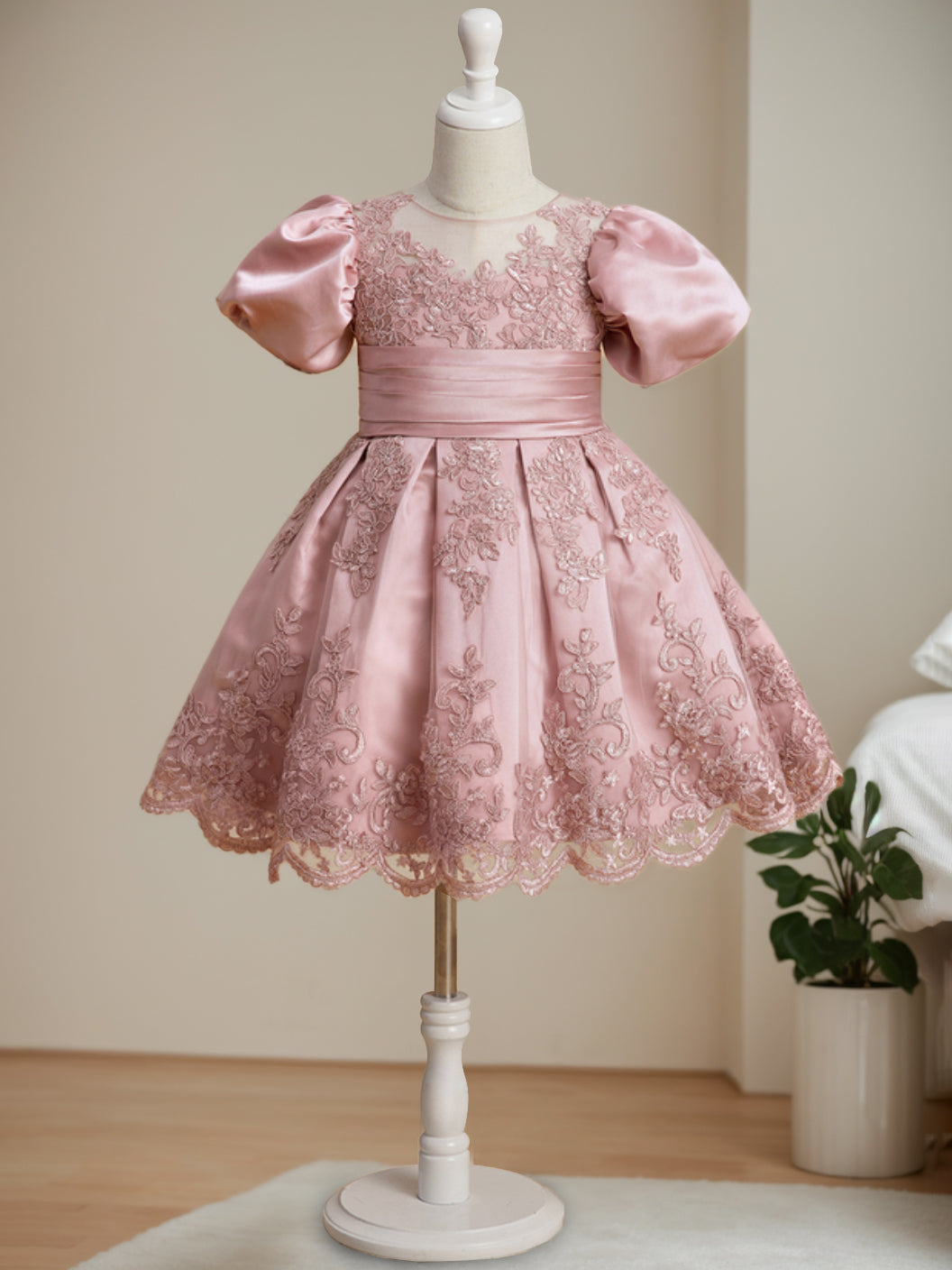 Scoop Neck Knee-Length Ball Gown with Short Sleeves and Appliques for Flower Girls
