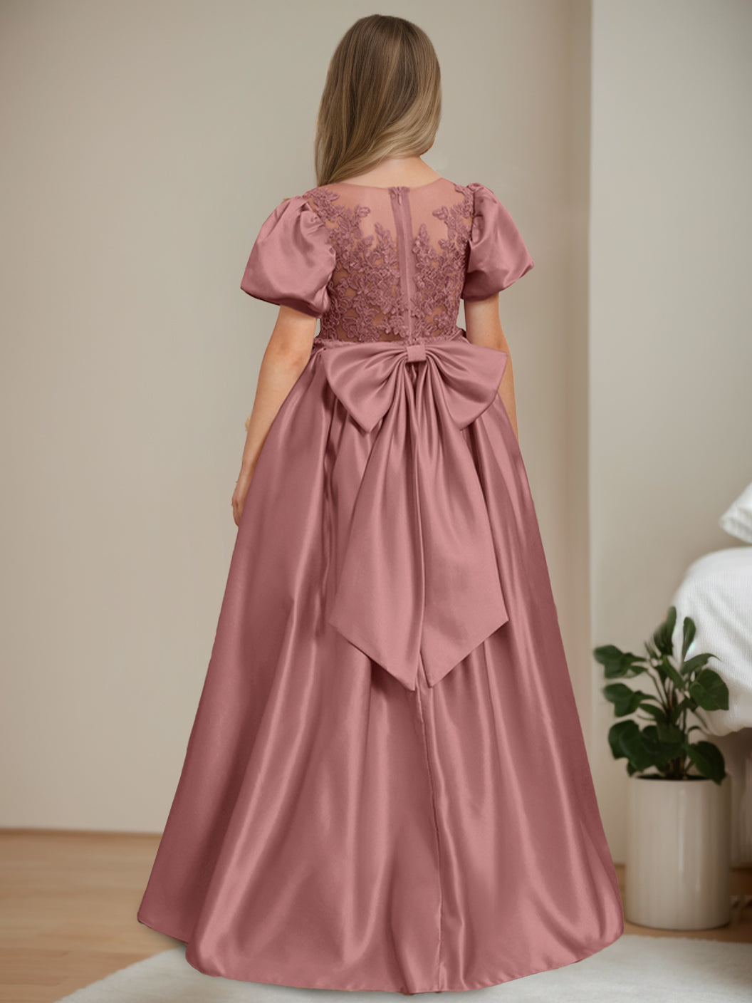 Scoop Neck Knee-Length Ball Gown with Short Sleeves and Appliques for Flower Girls