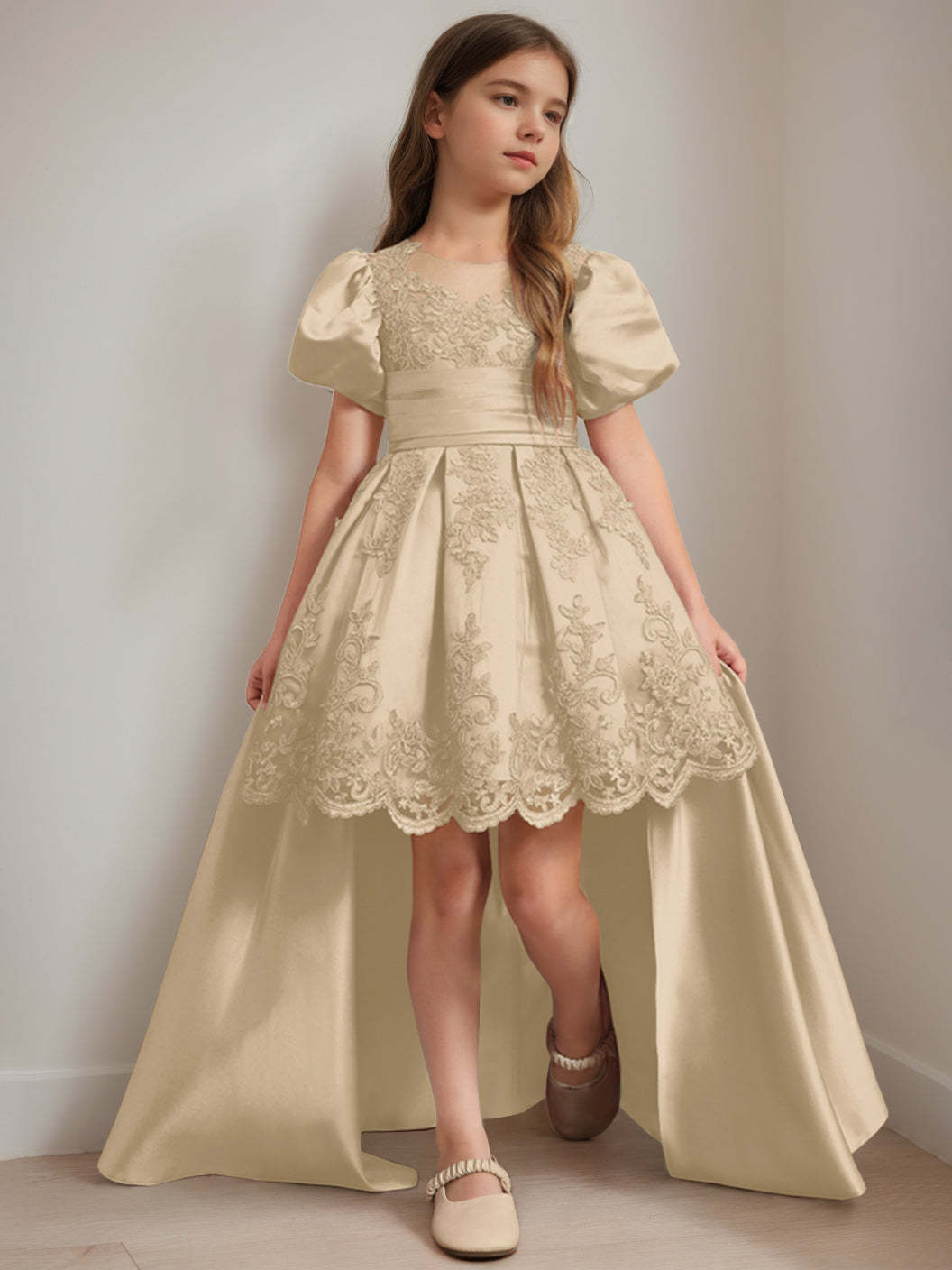 Scoop Neck Knee-Length Ball Gown with Short Sleeves and Appliques for Flower Girls
