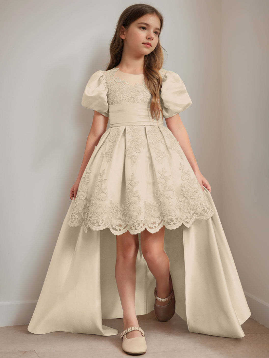 Scoop Neck Knee-Length Ball Gown with Short Sleeves and Appliques for Flower Girls
