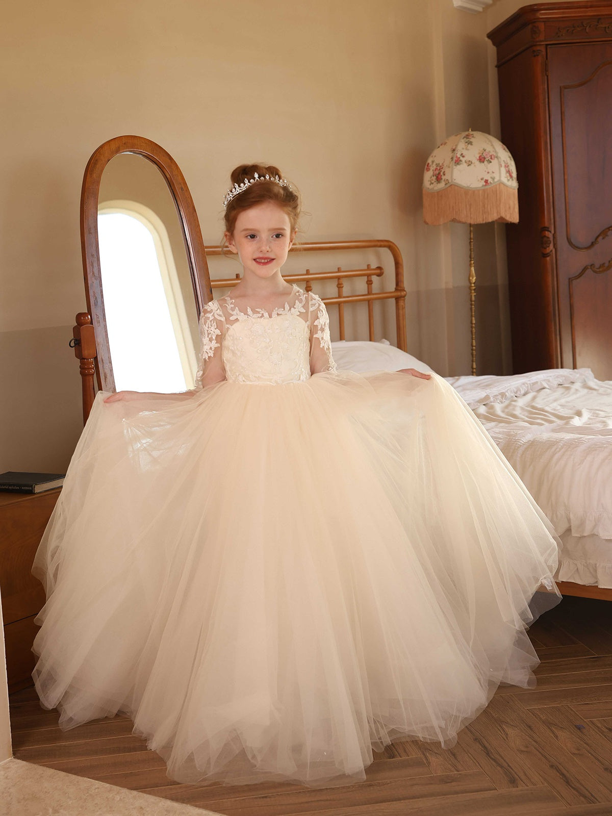Floor-Length Tulle Ball-Gown Flower Girl Dresses With Scoop Neck and Long Lace Sleeves