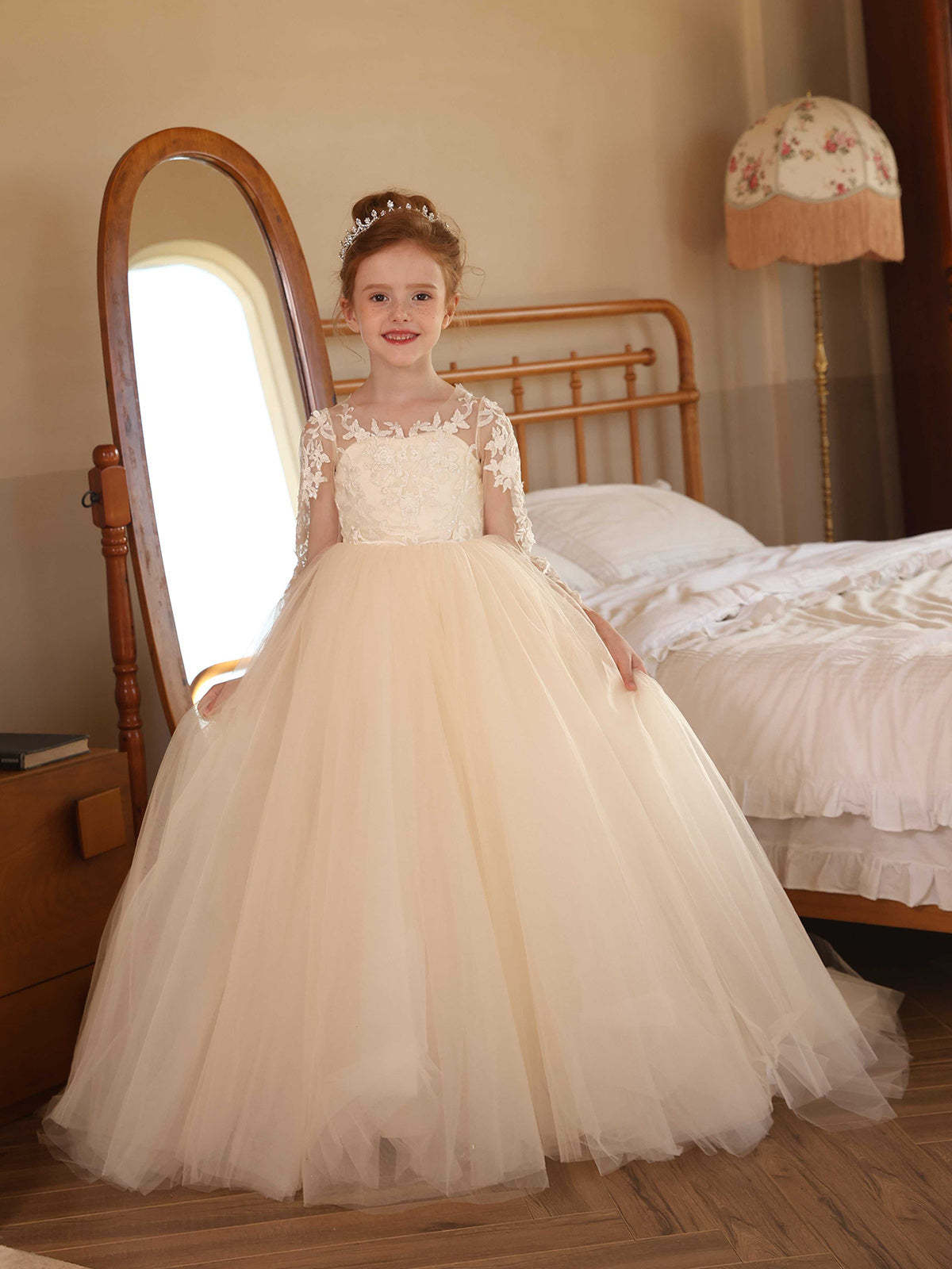 Floor-Length Tulle Ball-Gown Flower Girl Dresses With Scoop Neck and Long Lace Sleeves