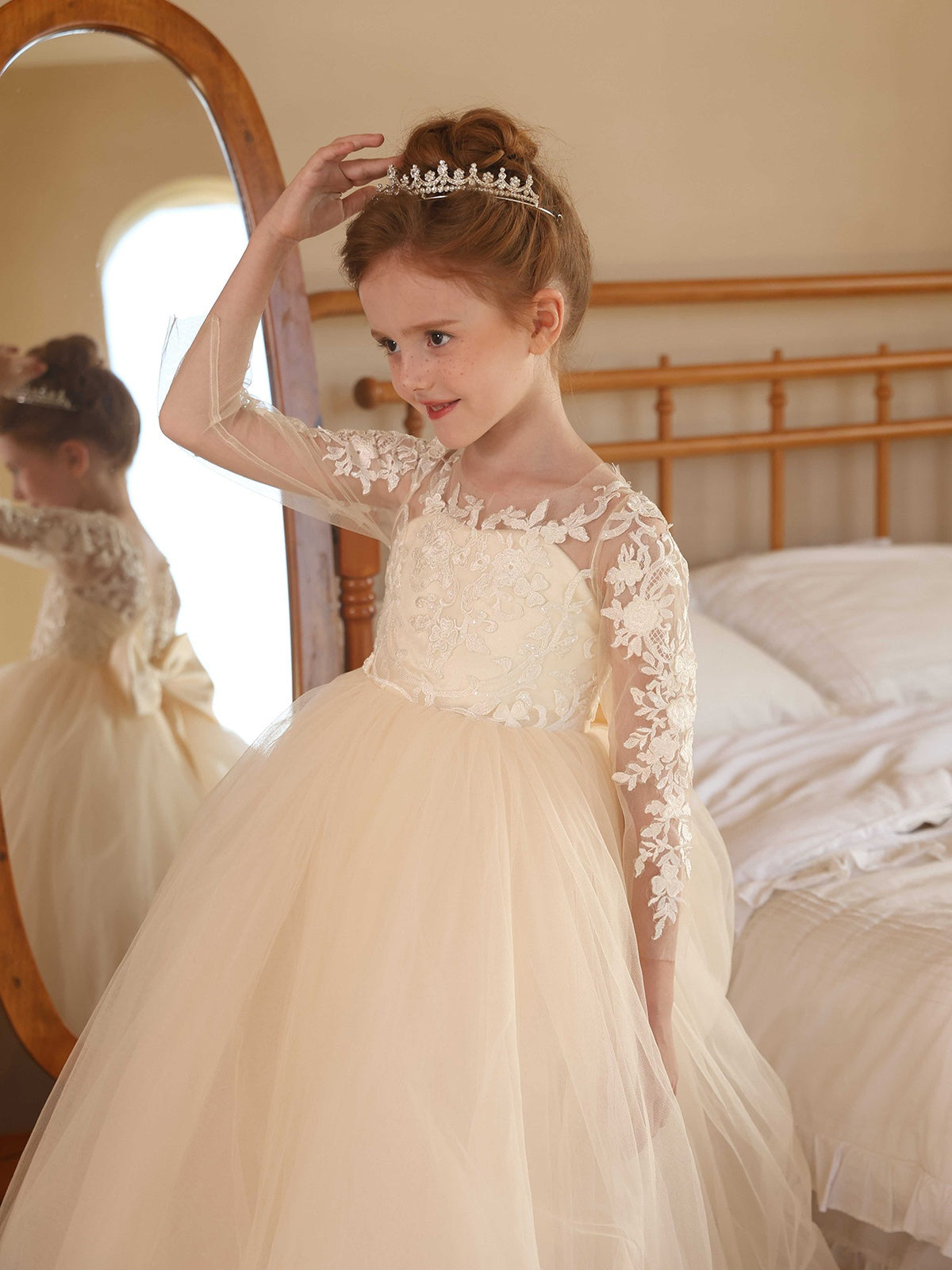 Floor-Length Tulle Ball-Gown Flower Girl Dresses With Scoop Neck and Long Lace Sleeves
