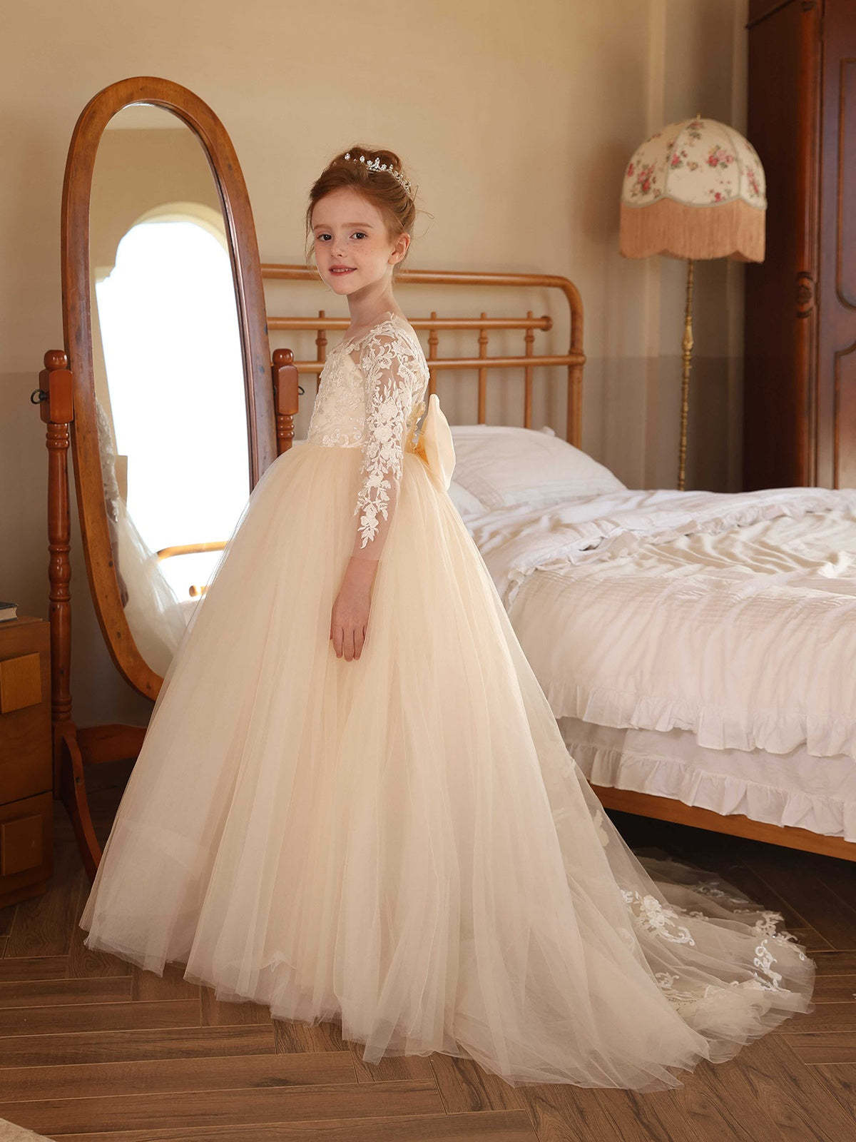 Floor-Length Tulle Ball-Gown Flower Girl Dresses With Scoop Neck and Long Lace Sleeves