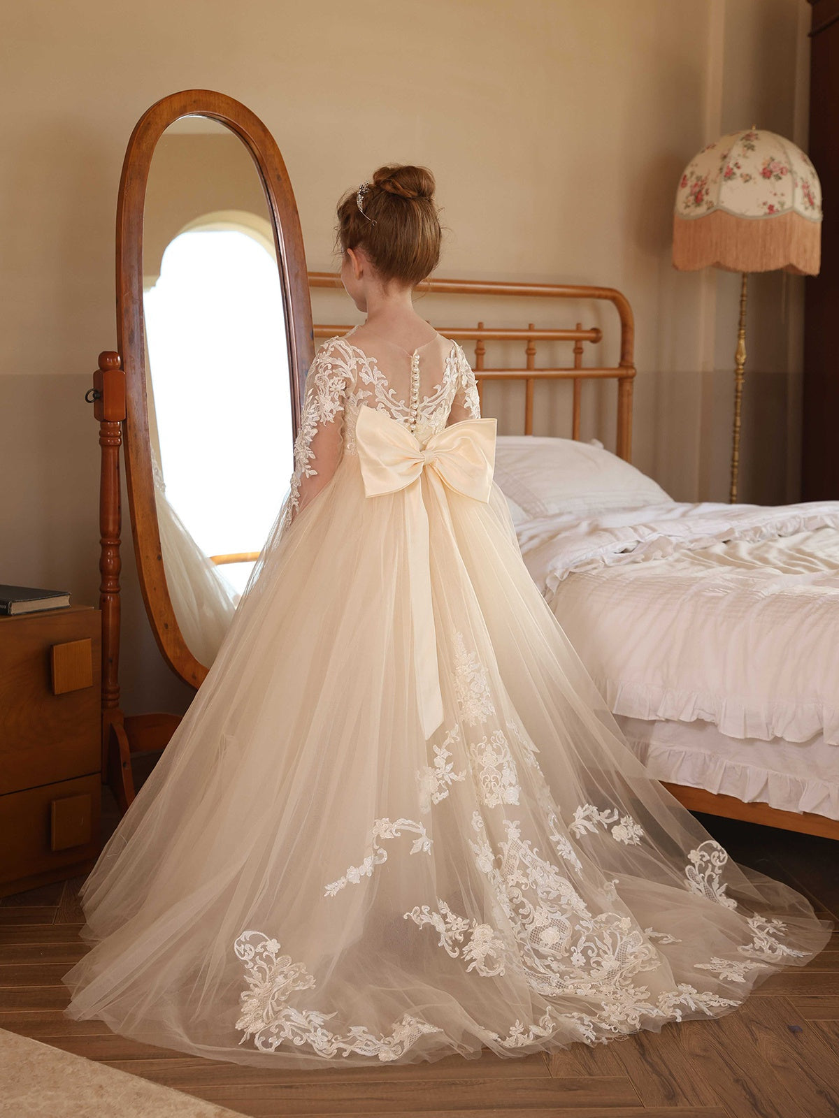 Floor-Length Tulle Ball-Gown Flower Girl Dresses With Scoop Neck and Long Lace Sleeves