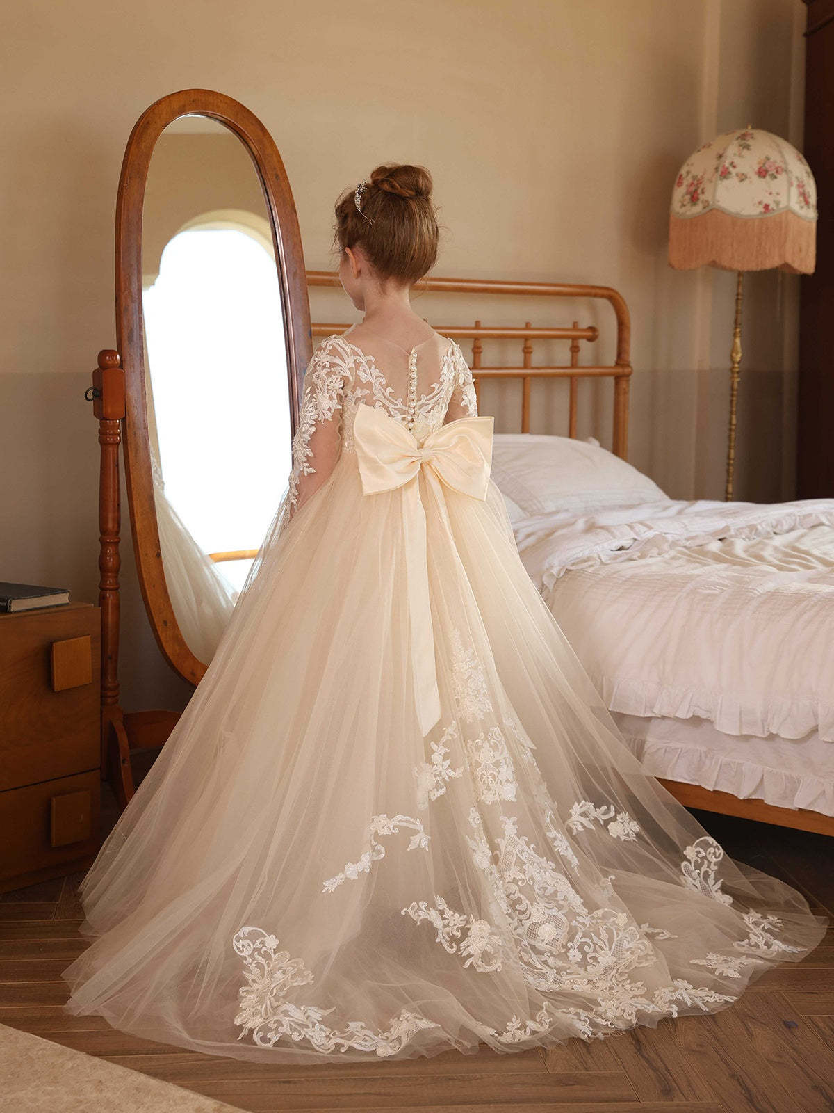 Floor-Length Tulle Ball-Gown Flower Girl Dresses With Scoop Neck and Long Lace Sleeves