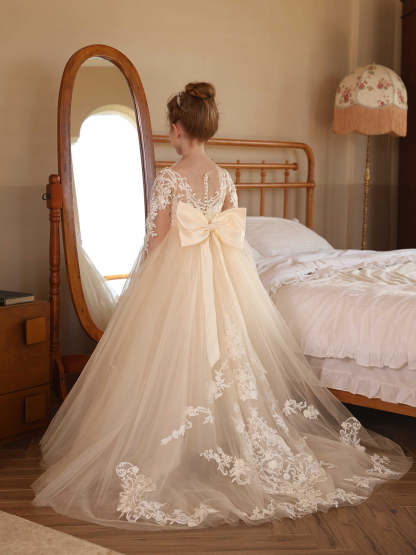 Floor-Length Tulle Ball-Gown Flower Girl Dresses With Scoop Neck and Long Lace Sleeves
