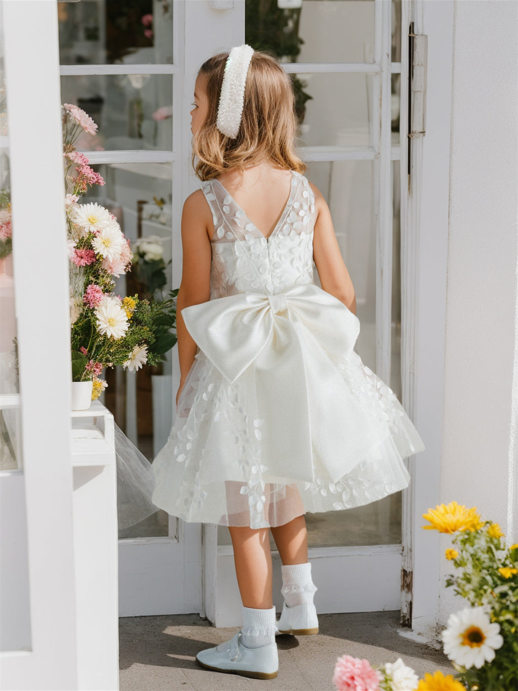 Knee-Length Flower Girl Dress in A-Line/Princess Style with Scoop Neck and Lace