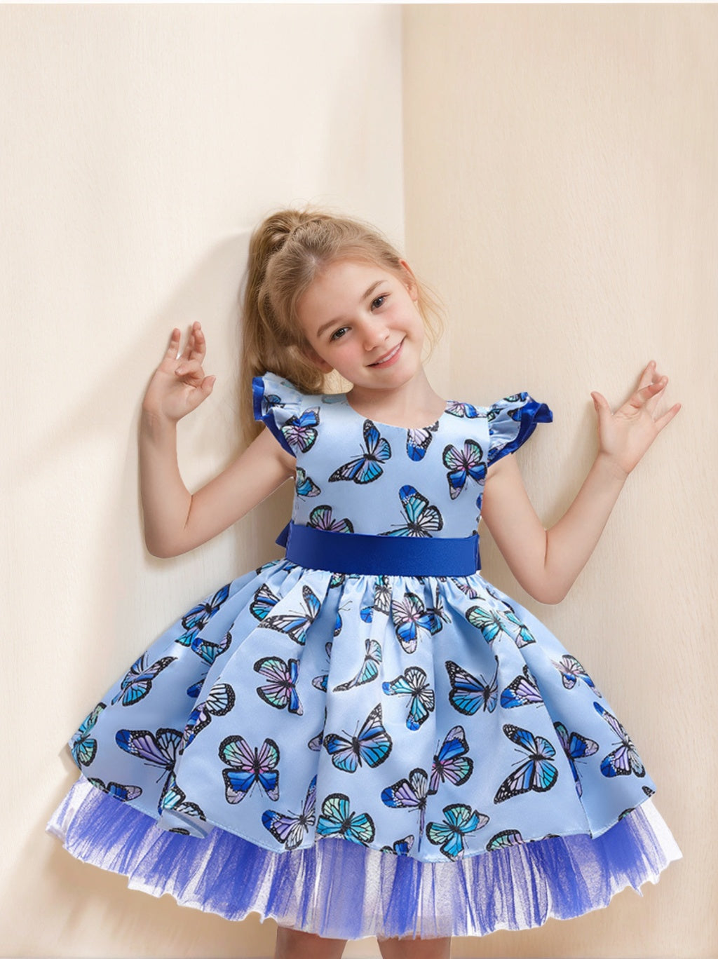 Knee-Length Scoop Neck Flower Girl Ball Gown with Short Sleeves and Lace