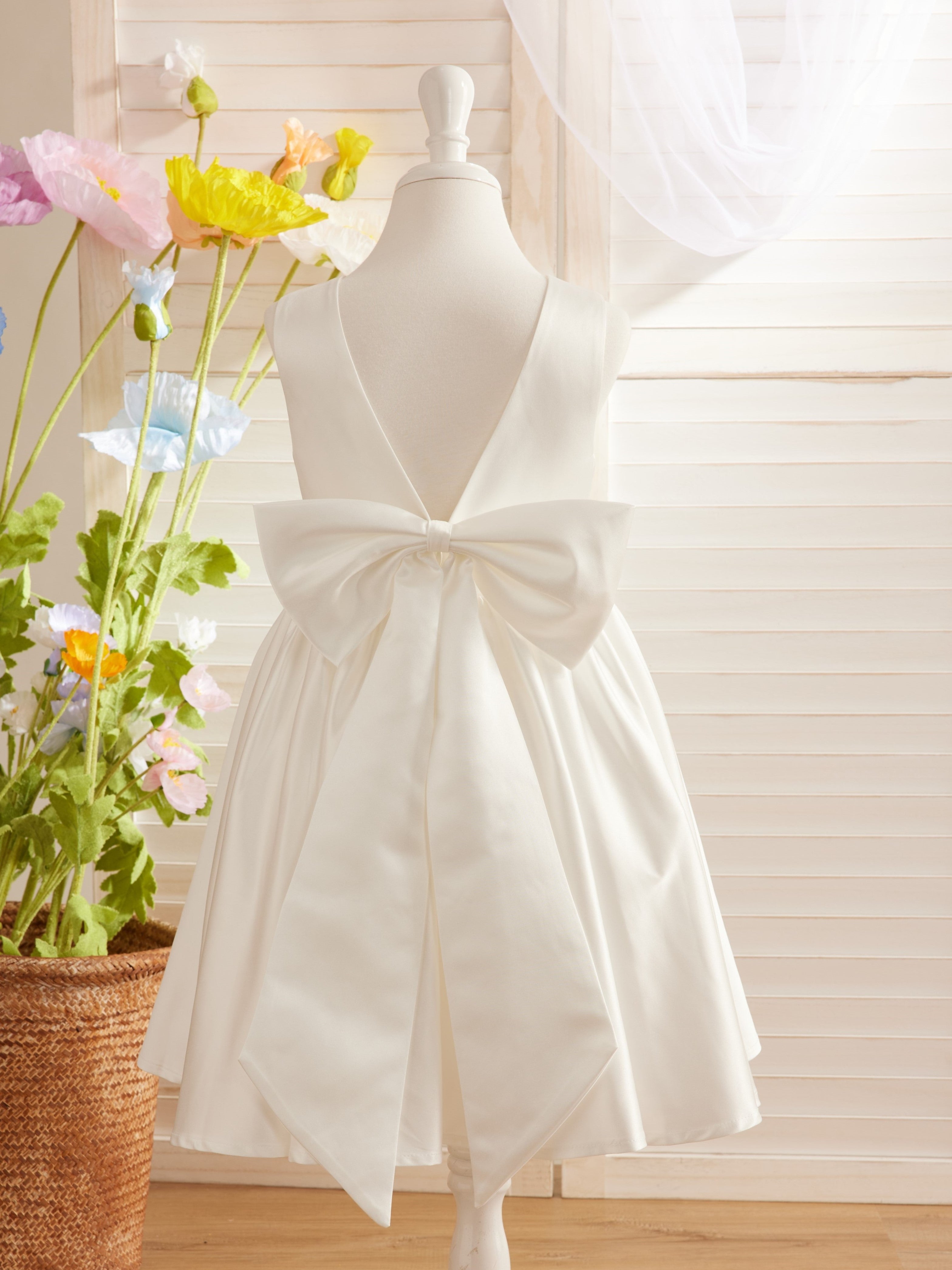 Knee-length Flower Girl Dress with Elegant A-line Satin V-Back Bow