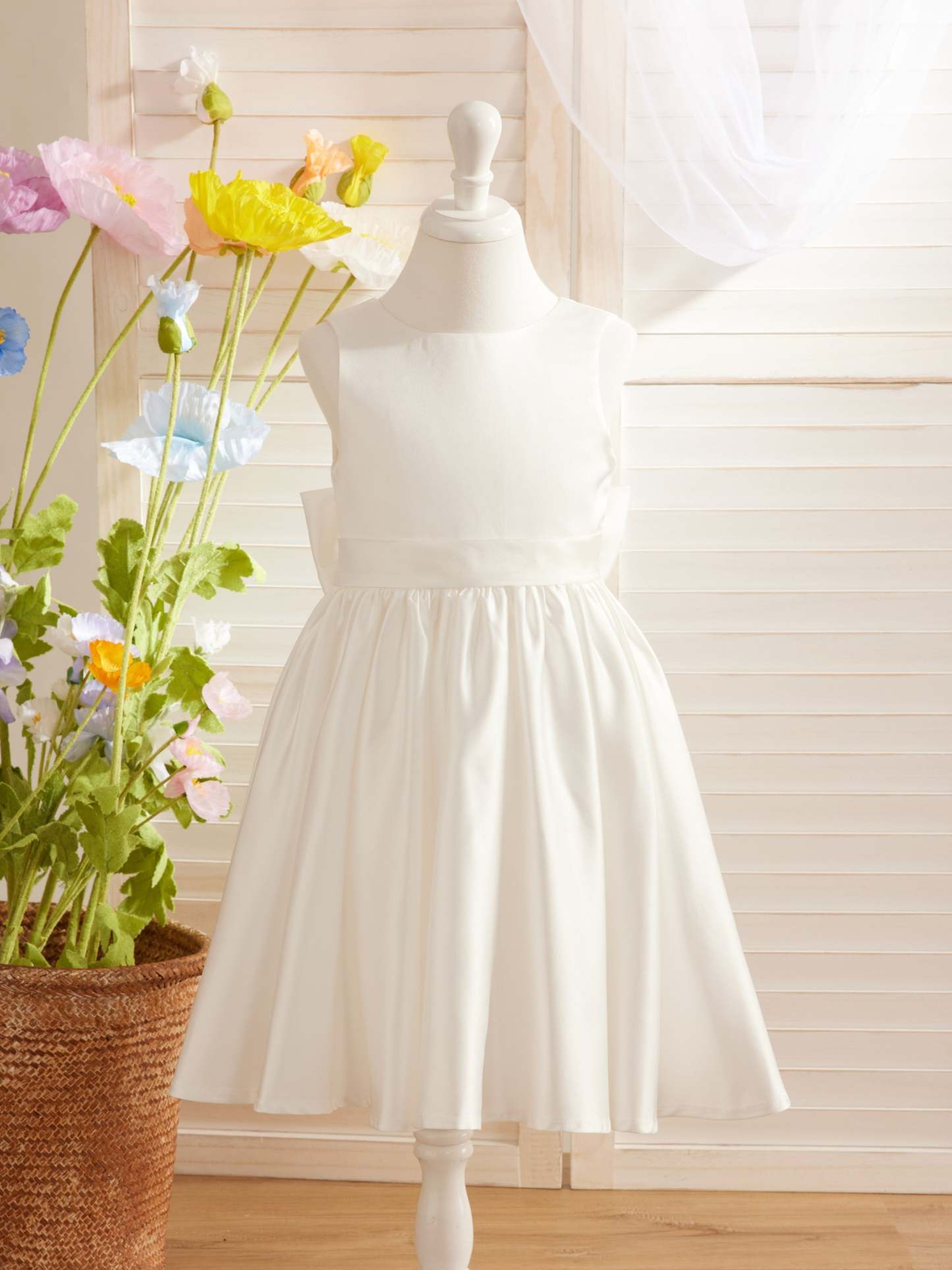 Knee-length Flower Girl Dress with Elegant A-line Satin V-Back Bow