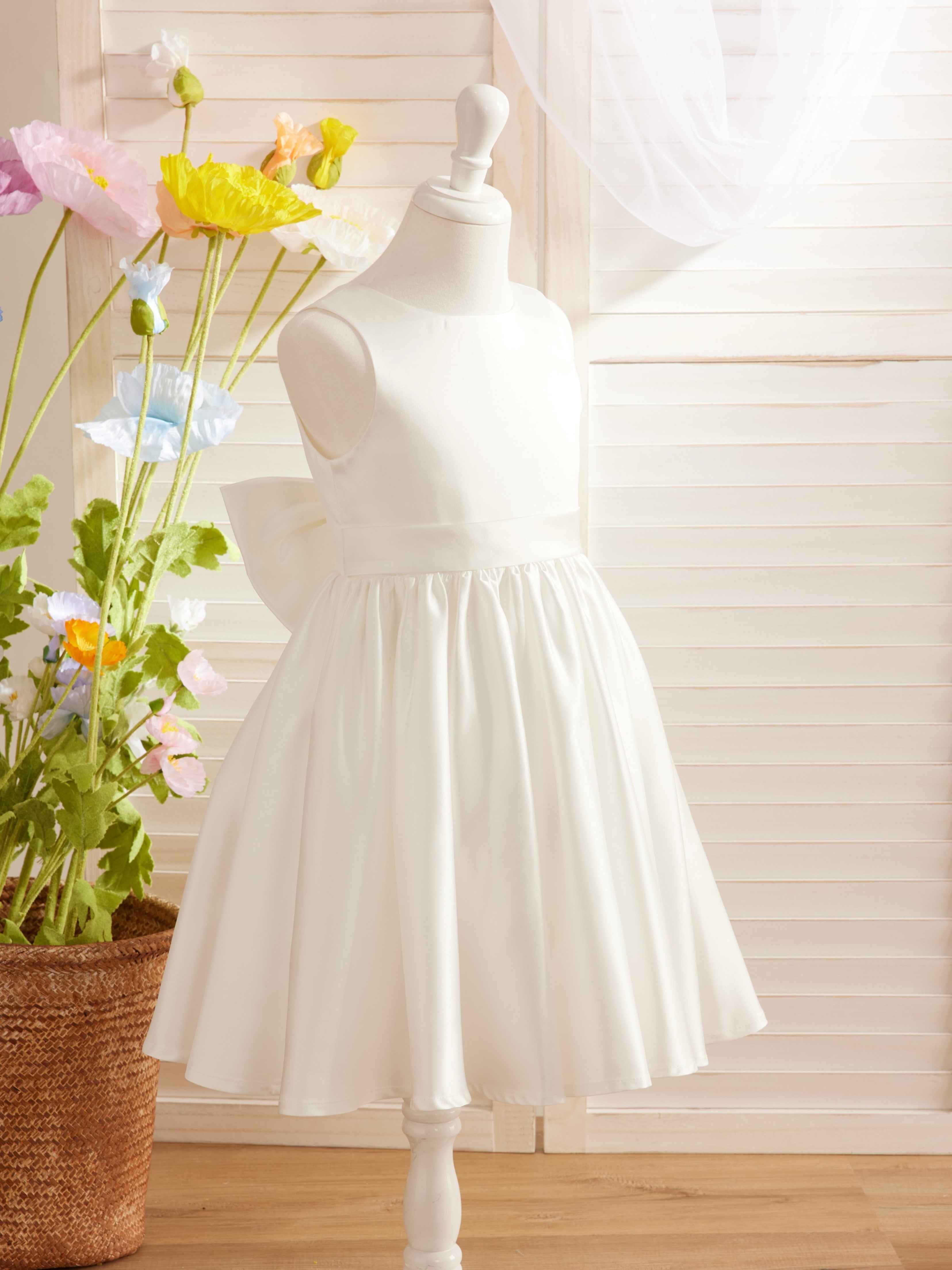 Knee-length Flower Girl Dress with Elegant A-line Satin V-Back Bow