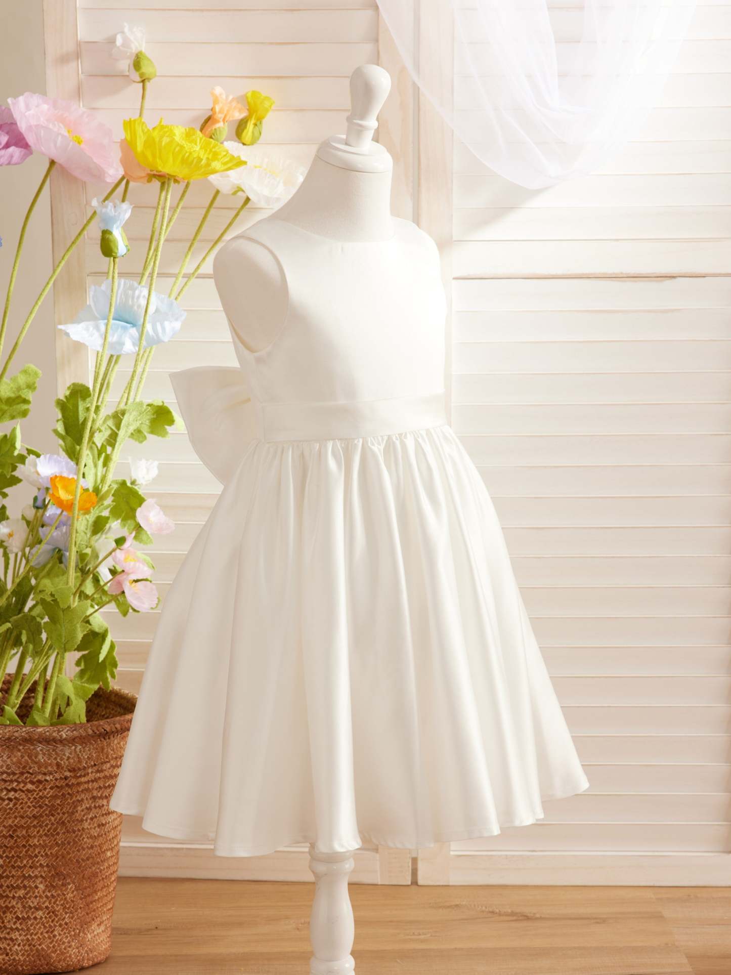 Knee-length Flower Girl Dress with Elegant A-line Satin V-Back Bow