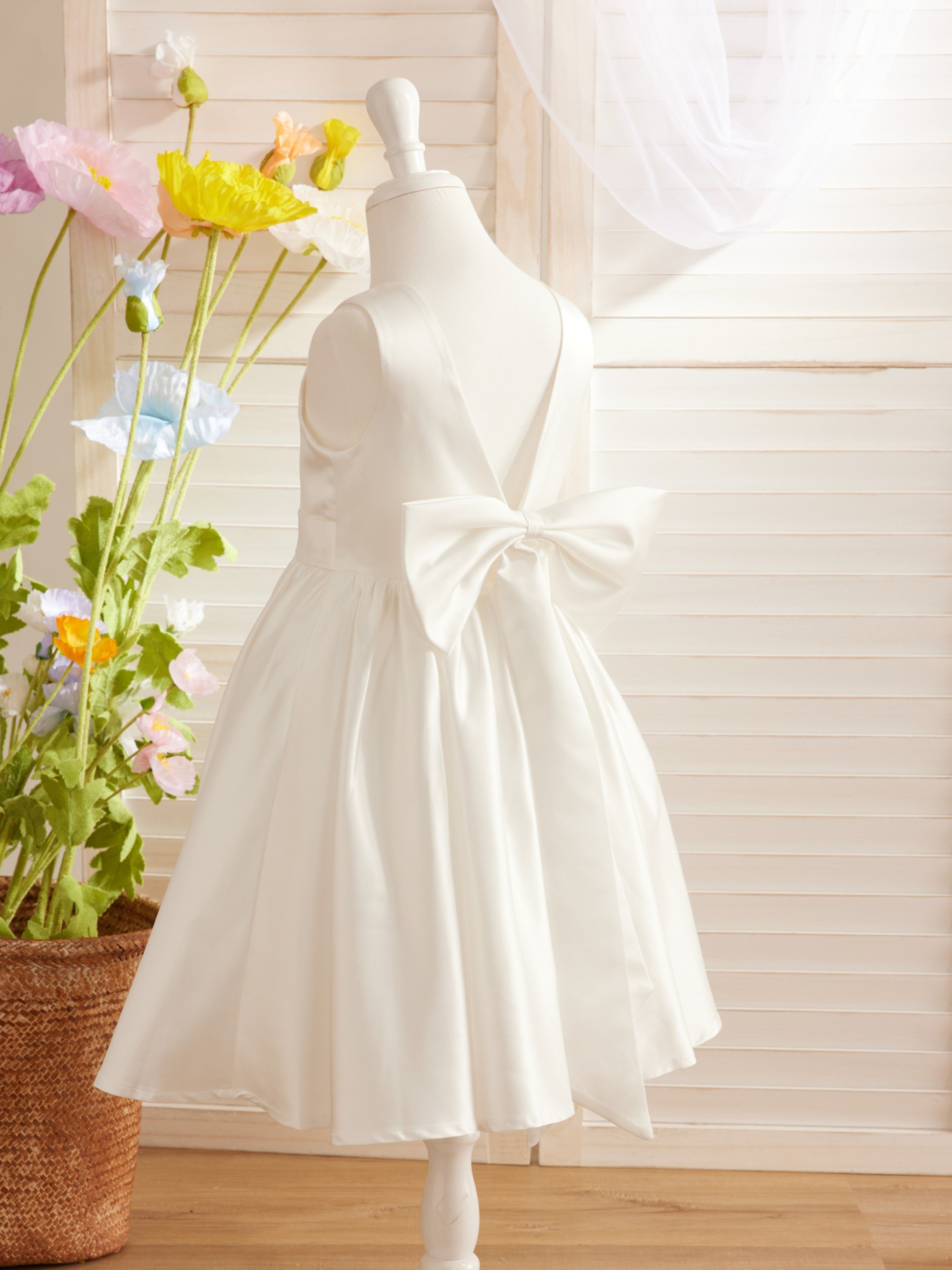 Knee-length Flower Girl Dress with Elegant A-line Satin V-Back Bow
