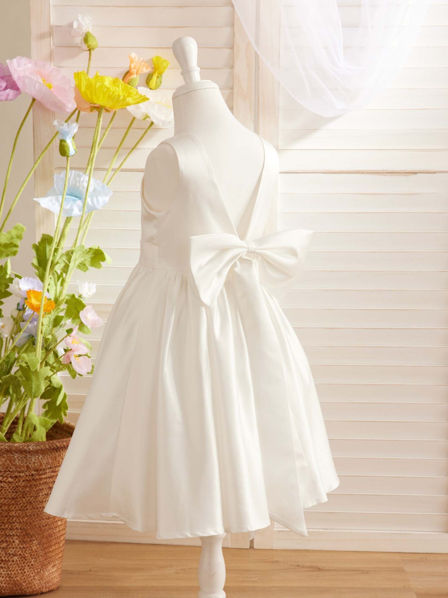 Knee-length Flower Girl Dress with Elegant A-line Satin V-Back Bow