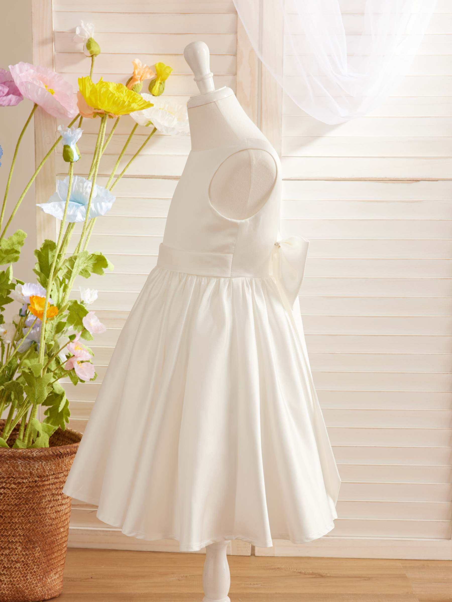 Knee-length Flower Girl Dress with Elegant A-line Satin V-Back Bow