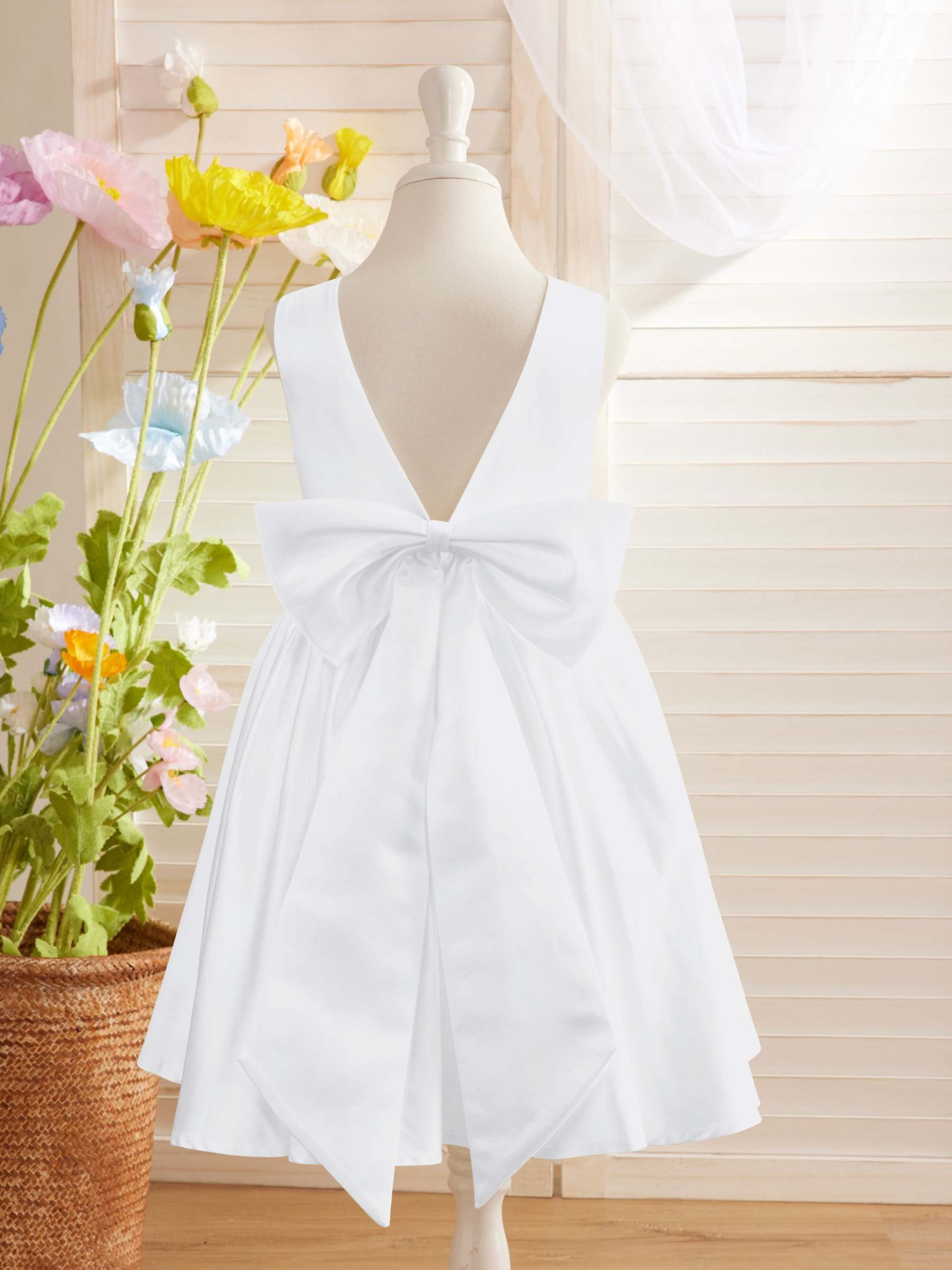 Knee-length Flower Girl Dress with Elegant A-line Satin V-Back Bow