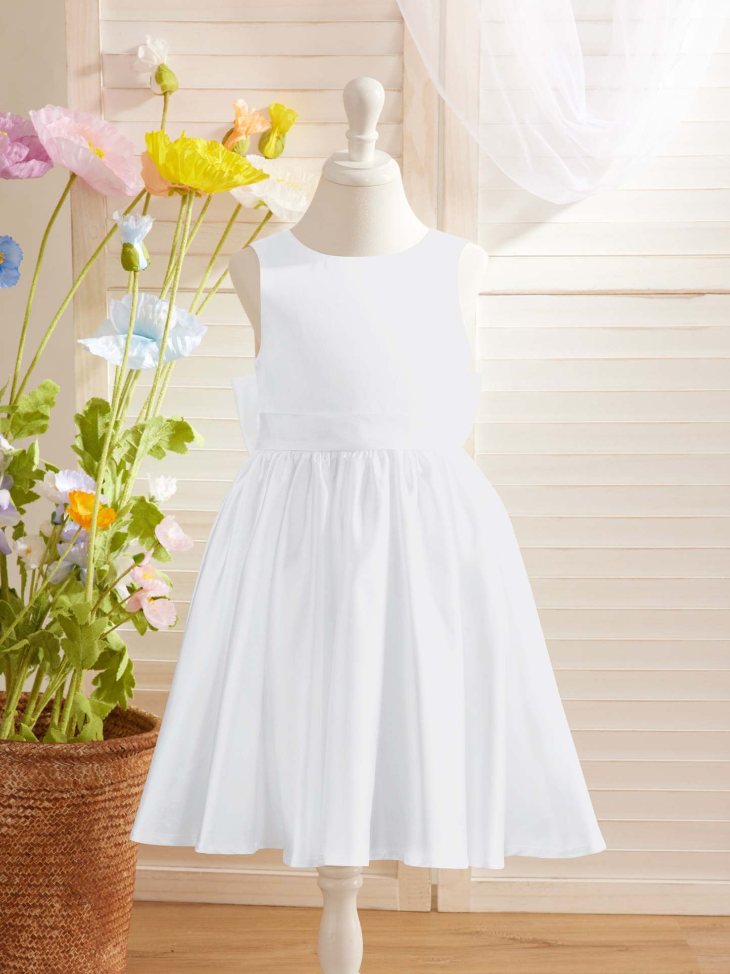 Knee-length Flower Girl Dress with Elegant A-line Satin V-Back Bow