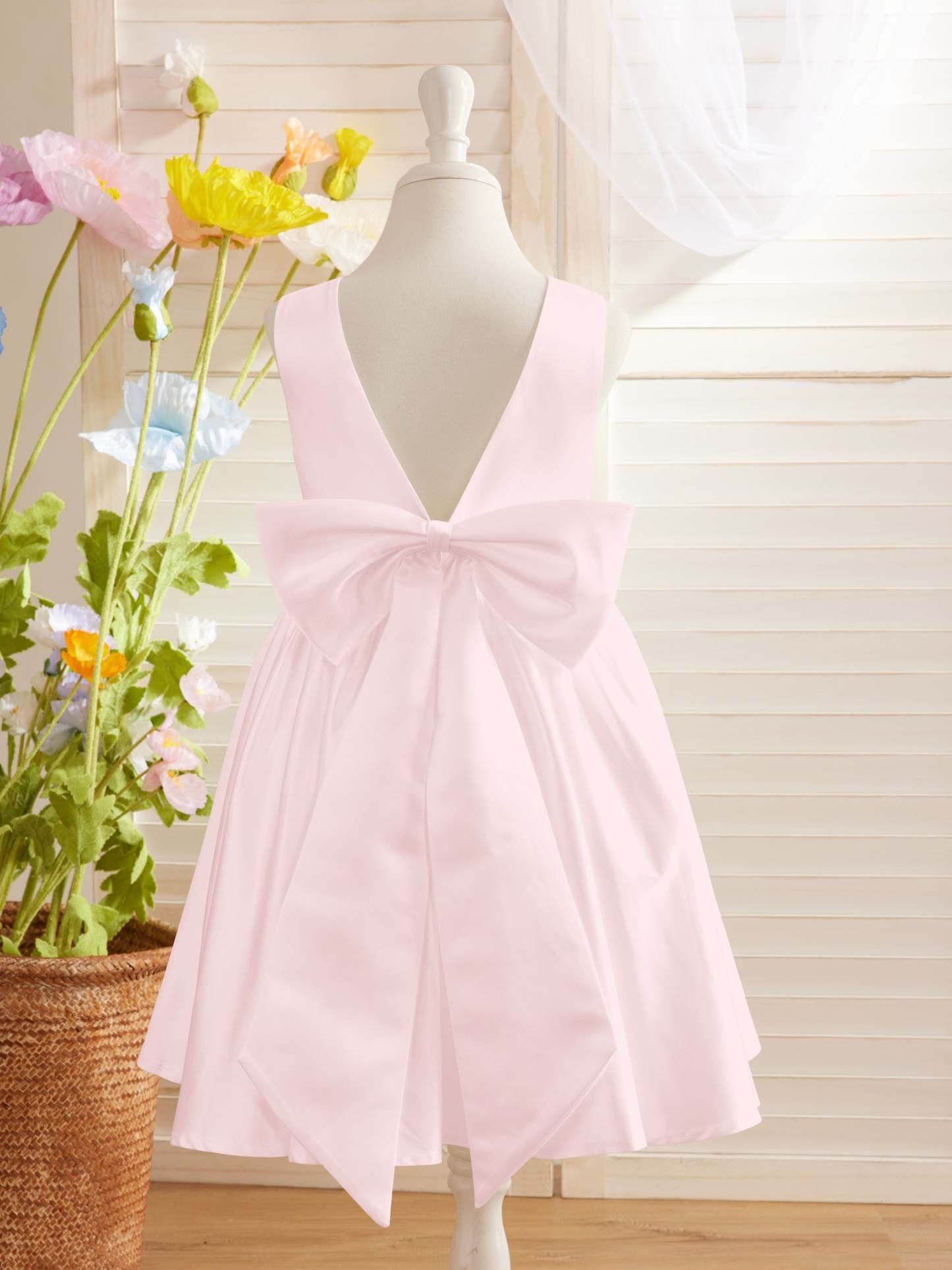 Knee-length Flower Girl Dress with Elegant A-line Satin V-Back Bow