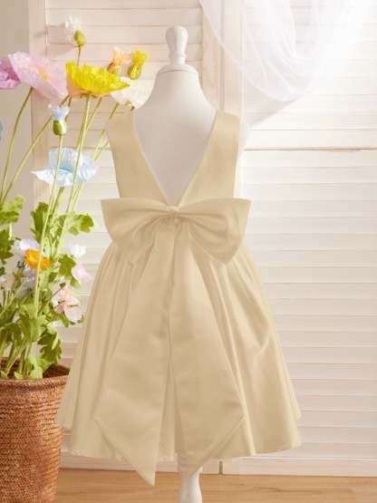 Knee-length Flower Girl Dress with Elegant A-line Satin V-Back Bow
