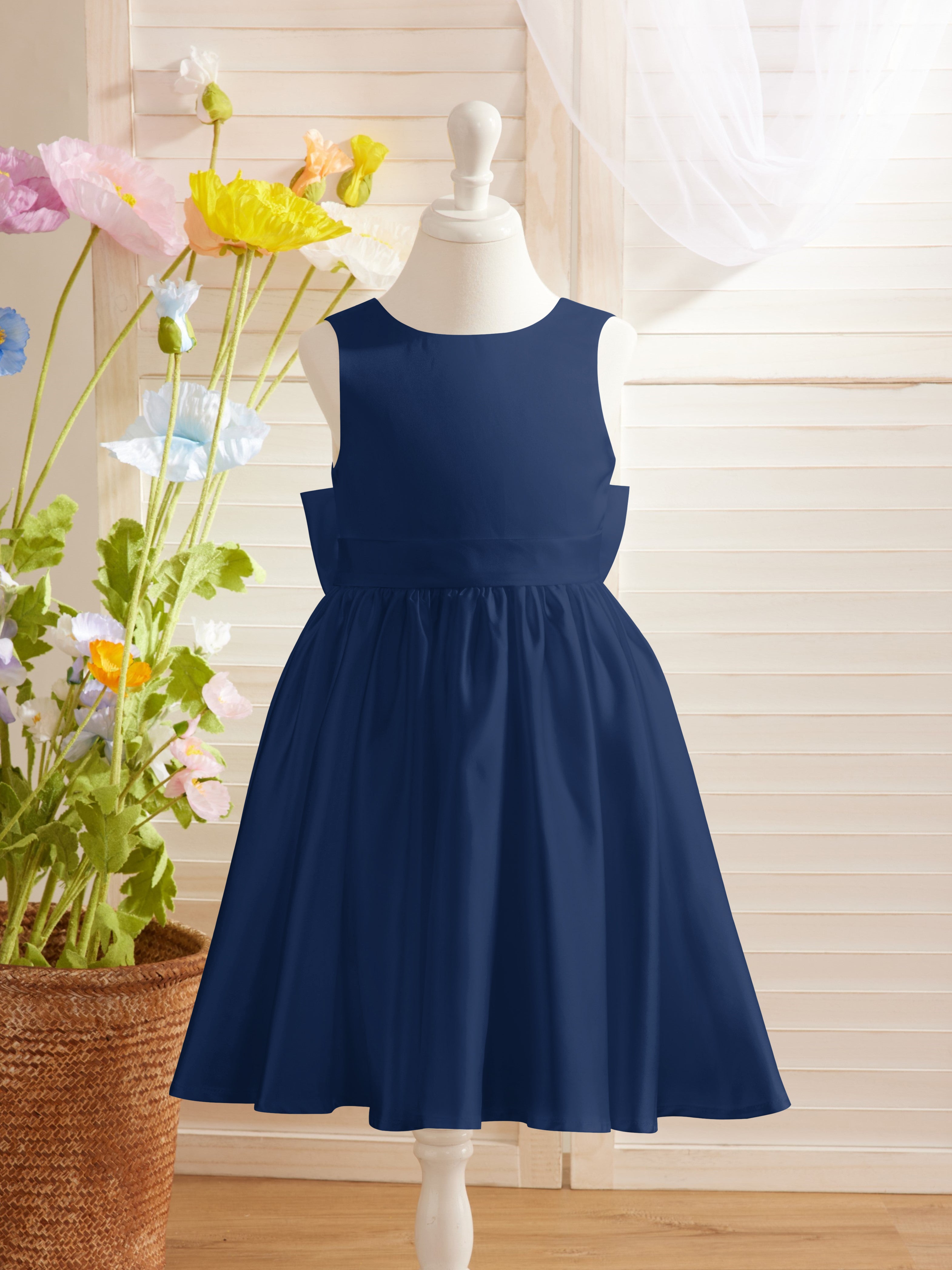 Knee-length Flower Girl Dress with Elegant A-line Satin V-Back Bow