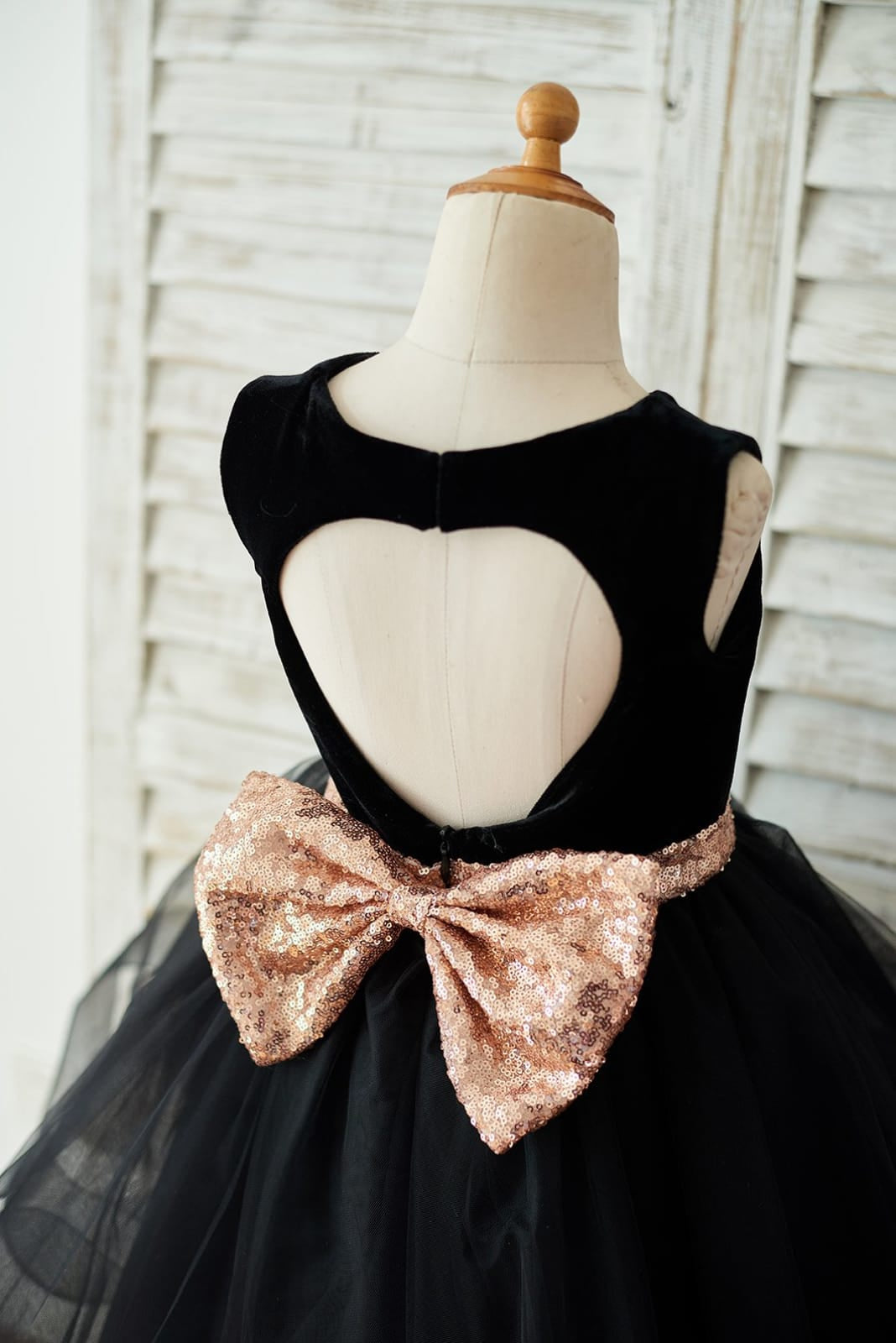 Knee-length Black Velvet Dress with Heart-Shaped Sequin Bow on Back