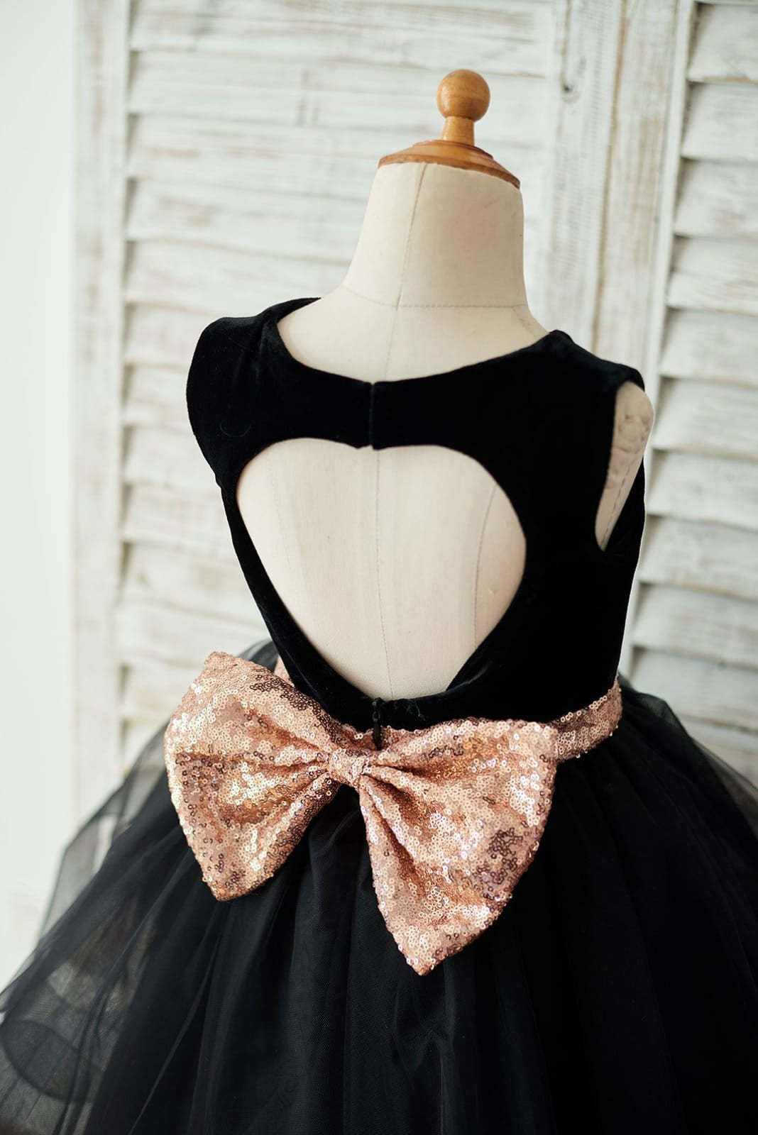 Knee-length Black Velvet Dress with Heart-Shaped Sequin Bow on Back