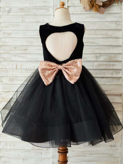 Knee-length Black Velvet Dress with Heart-Shaped Sequin Bow on Back