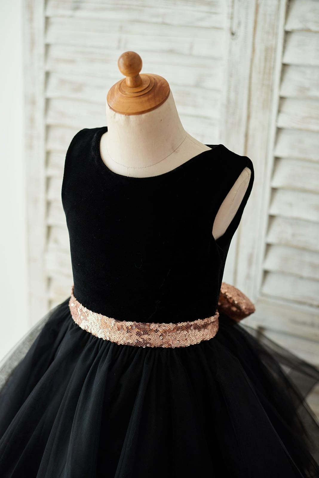 Knee-length Black Velvet Dress with Heart-Shaped Sequin Bow on Back