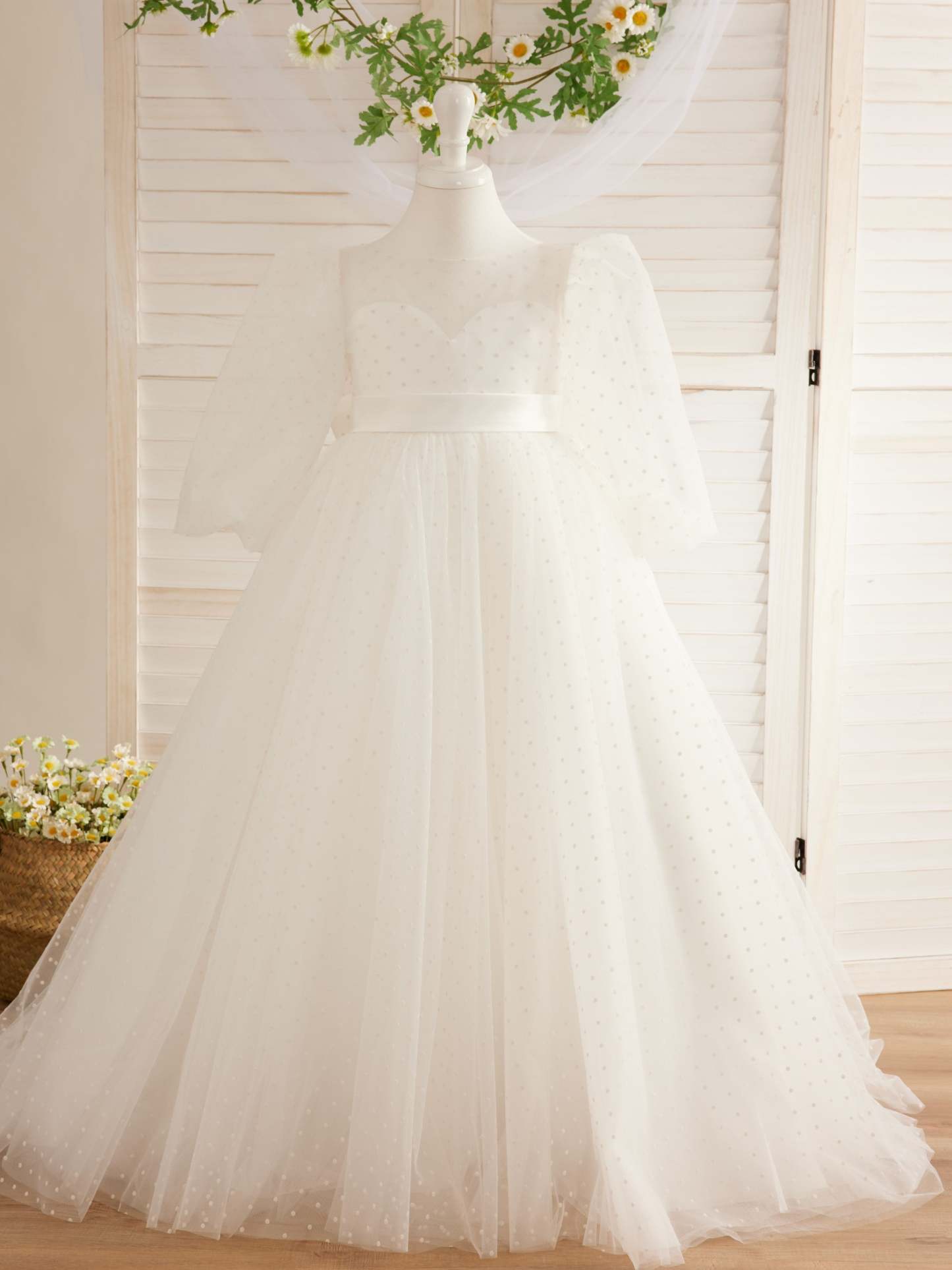 Graceful Polka Dot Tulle Dress with Puff Sleeves and Sweep Train for First Communion