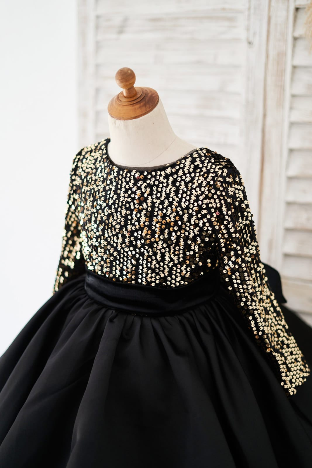 Black Knee-length Dress with Sequins