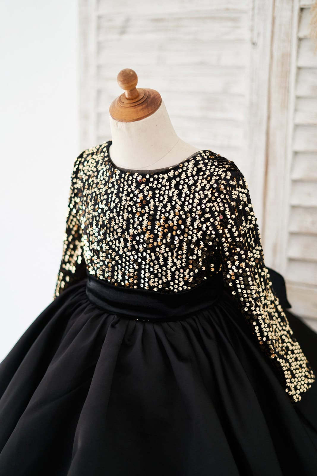 Black Knee-length Dress with Sequins