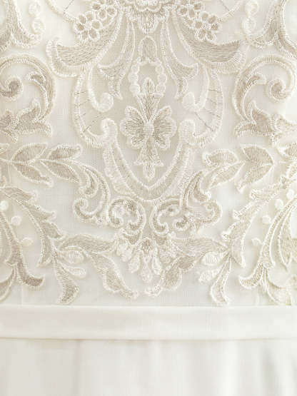 Floor-Length Halter Neck A-Line Wedding Dress with Lace Embroidery