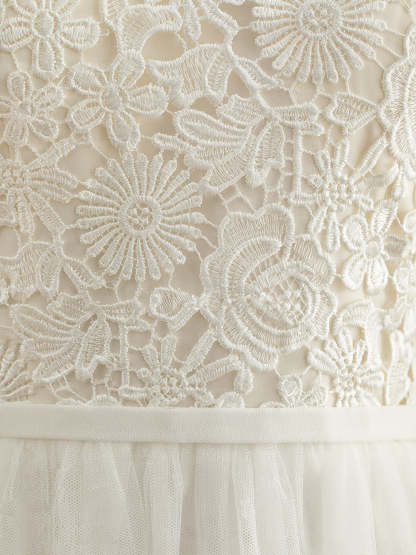 Floor-length A-Line Wedding Dress with Scoop Neck, 3/4 Sleeves, and Appliques