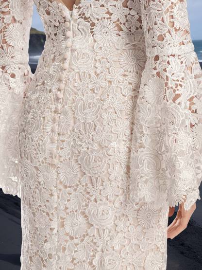 Mermaid/Trumpet Scoop Neck Wedding Gown with Long Sleeves and Lace Appliques