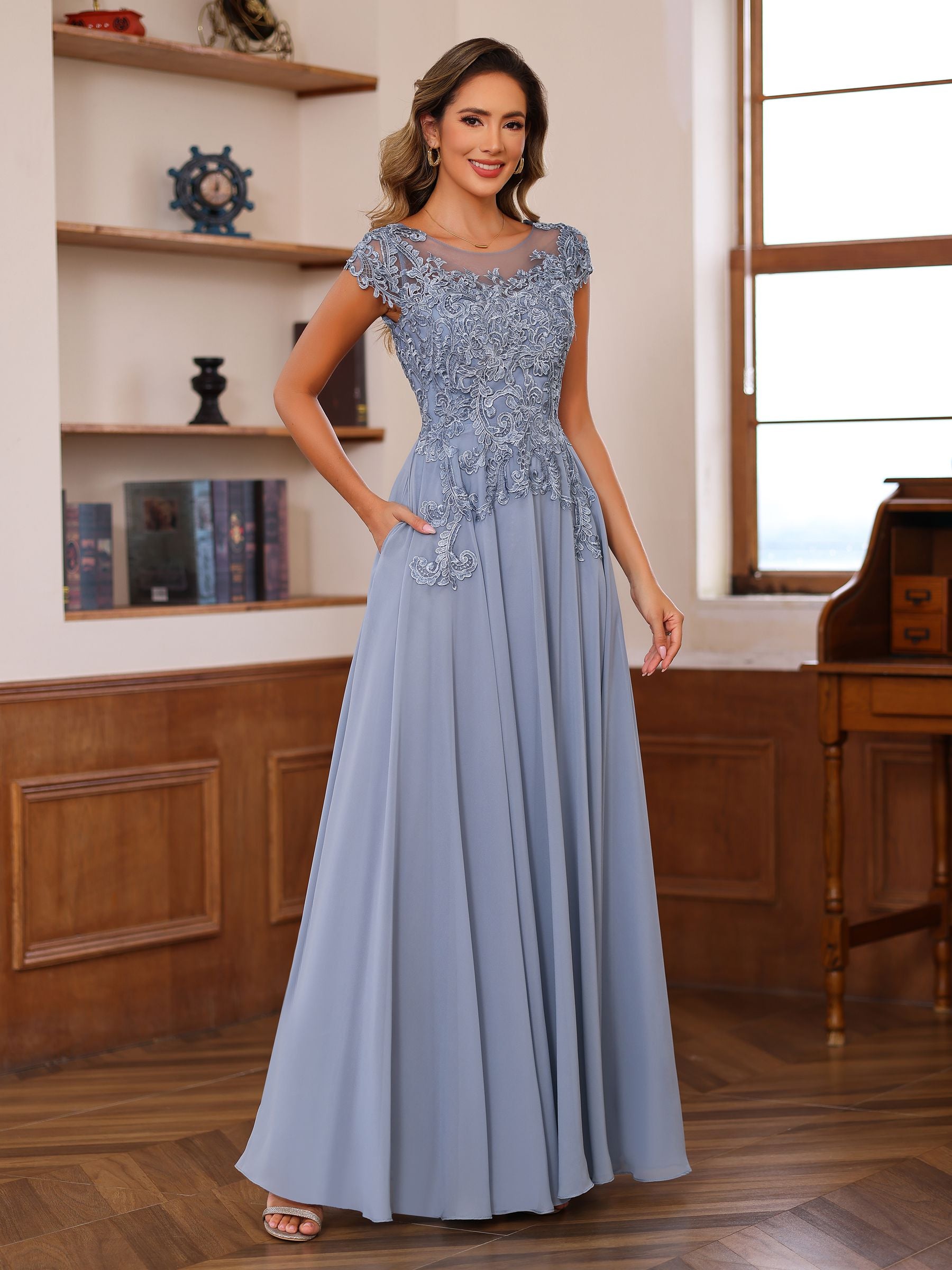 Floor-Length A-Line Mother of the Bride Dress with Scoop Neck and Short Sleeves Featuring Appliques