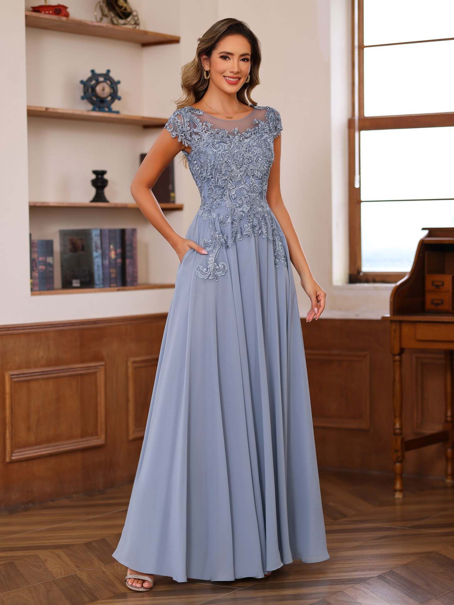 Floor-Length A-Line Mother of the Bride Dress with Scoop Neck and Short Sleeves Featuring Appliques