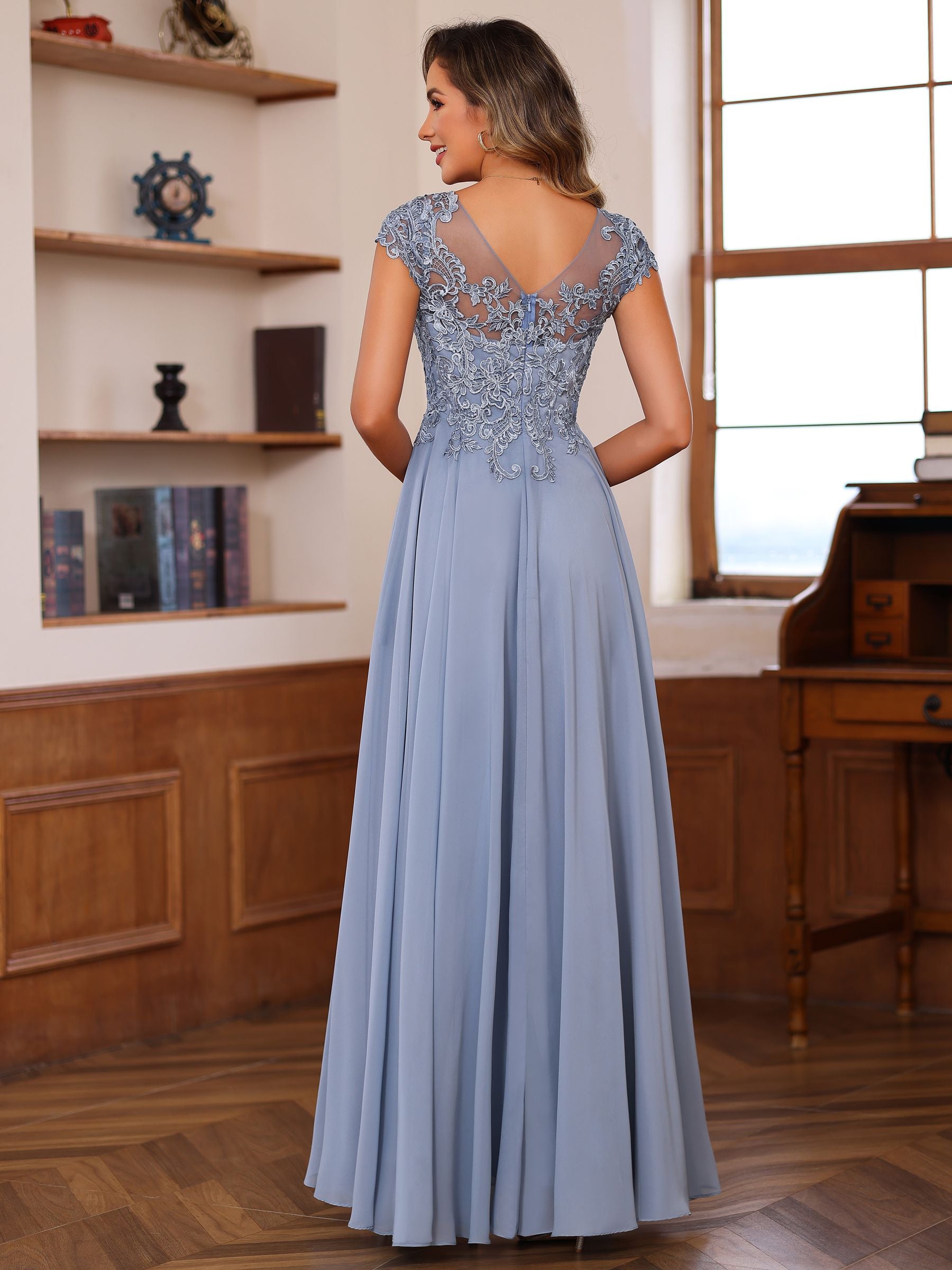 Floor-Length A-Line Mother of the Bride Dress with Scoop Neck and Short Sleeves Featuring Appliques