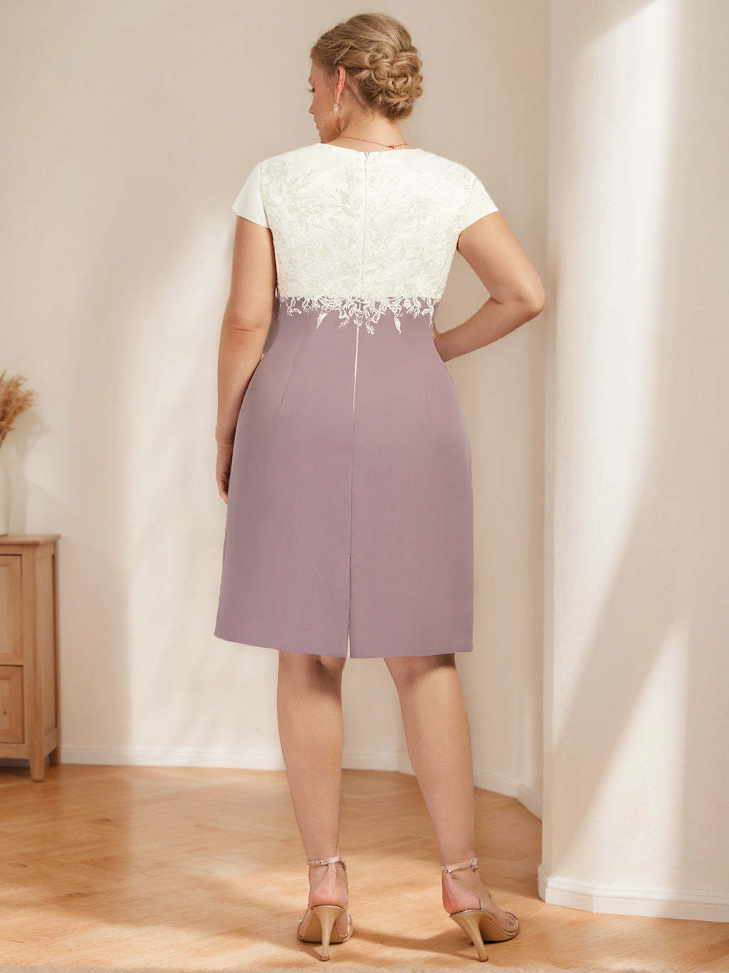 Plus Size Knee-Length Mother of the Bride A-Line Dress with V-Neck and Lace Appliques
