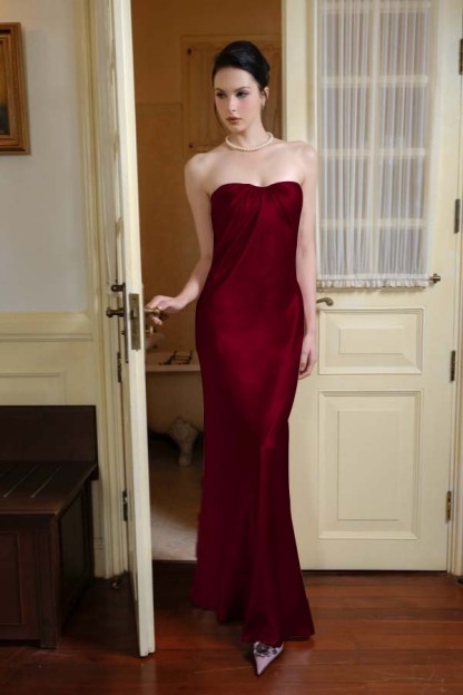 Chic Strapless Sleeveless Long Mermaid Prom Dress With Pleated