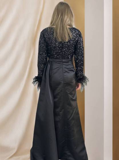 Trumpet/Mermaid V-Neck Satin Mother of the Bride Dress with Feather Glitter and Ruched Long Sleeves