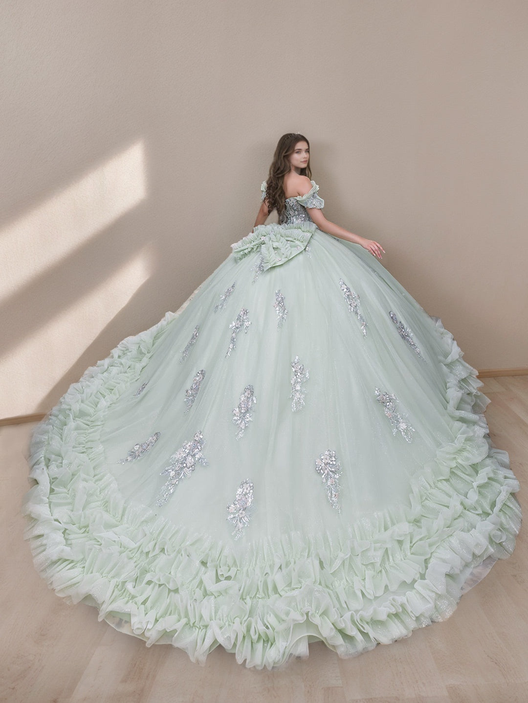 Sweetheart Sleeveless Ball Gown in Long Tulle with Lace Appliques for Prom
