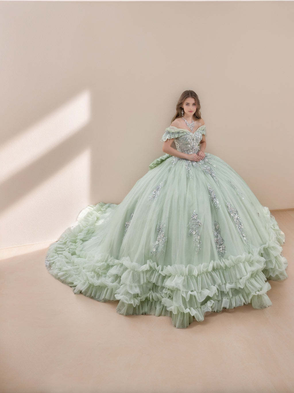 Sweetheart Sleeveless Ball Gown in Long Tulle with Lace Appliques for Prom