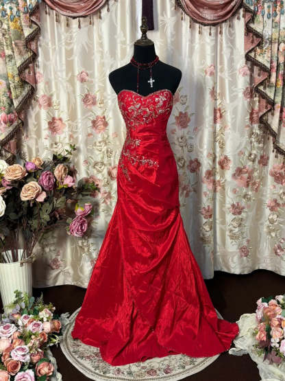 Sweetheart Neckline Sleeveless Floor-Length Taffeta Prom Dress with Appliques