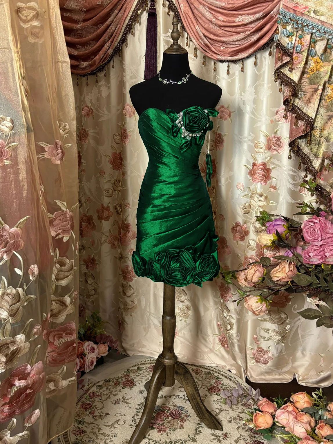 Sweetheart Sleeveless Mini Taffeta Prom Dress with Floral Ruffles and Sheath/Column Style