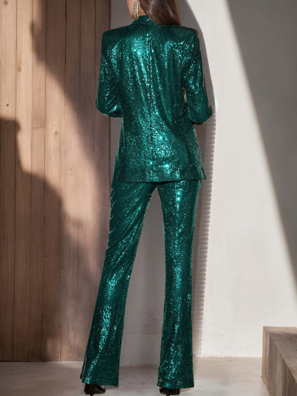 Sequined Green Suit for Women Featuring a Notched Lapel and Belt